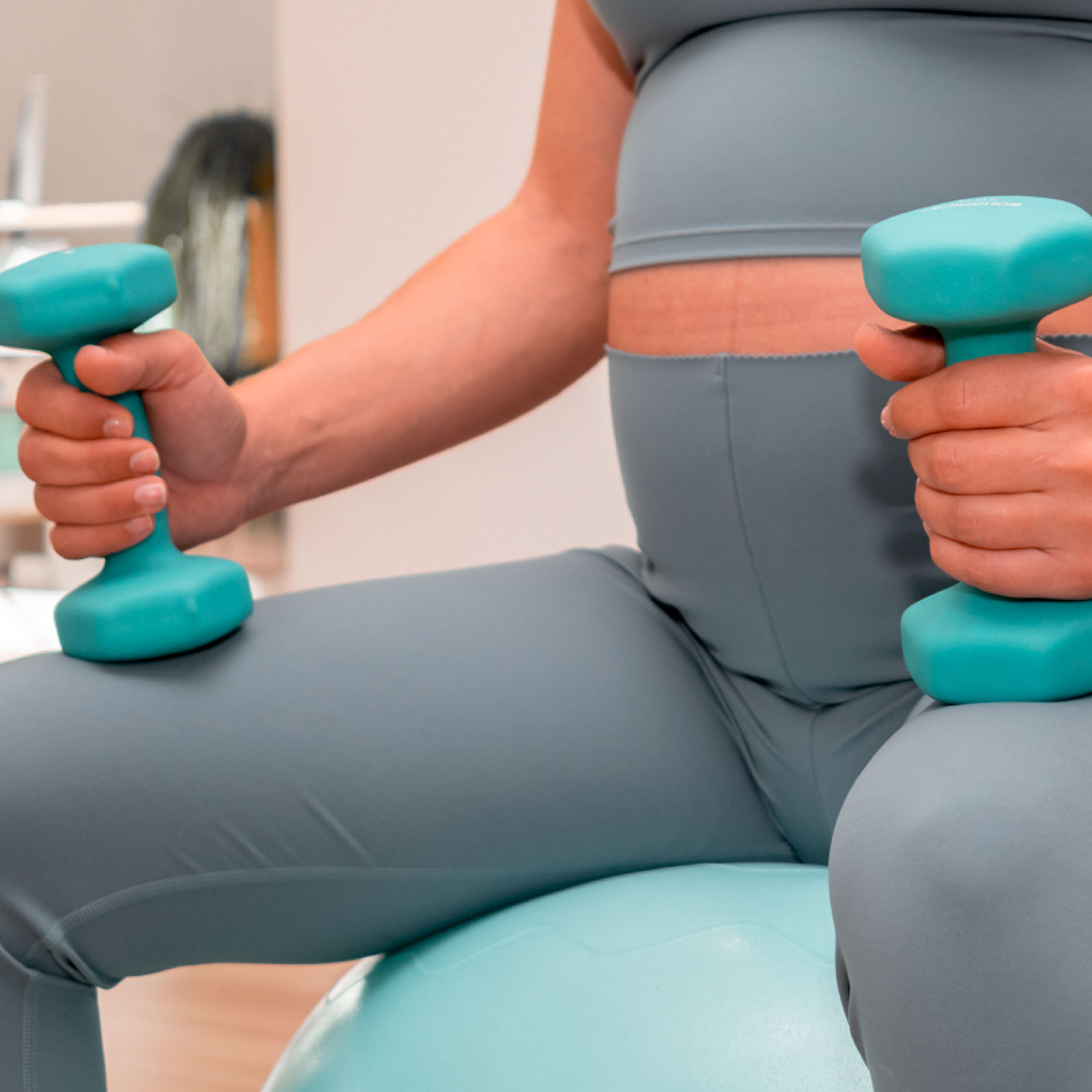 Ejercicio terapéutico de suelo pélvico con mancuernas en Kime Center